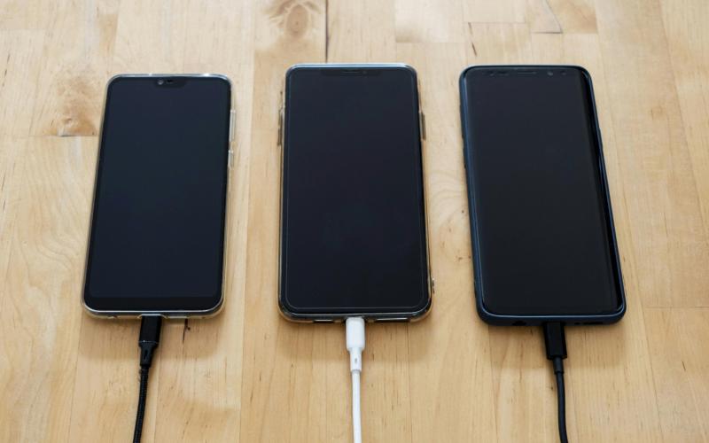 Lithium-ion batteries that power many personal electronics and electric vehicles contain flammable liquid electrolytes and rare elements. Western researchers have developed a safer, cheaper, longer-lasting alternative that uses sodium in a solid form. (Stanley Ng/Pexels)