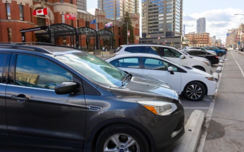Vehicles are parked along Dundas Street in downtown London on Sunday November 23, 2025. (Mike Hensen/The London Free Press)