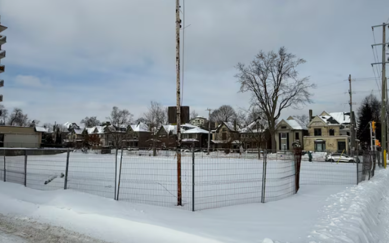 One of London's brownfield lots at the corner of Waterloo Street and Central Avenue housed a gas station until 1989 but has since sat vacant. (Jack Sutton/CBC)