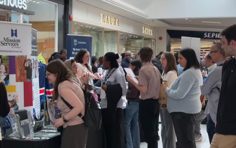Job seekers line up to speak with employers at the London and Area Works job fair at White Oaks Mall in London, Ont. (Josiane N’tchoreret-Mbiamany/CBC)